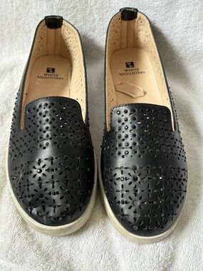 White Mountain Women’s Black Flat Size 8 Slip On Shoes
